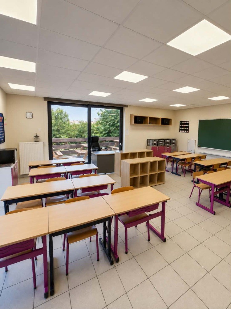 Enfants en classe à l’École Sainte-Marguerite à Bouge