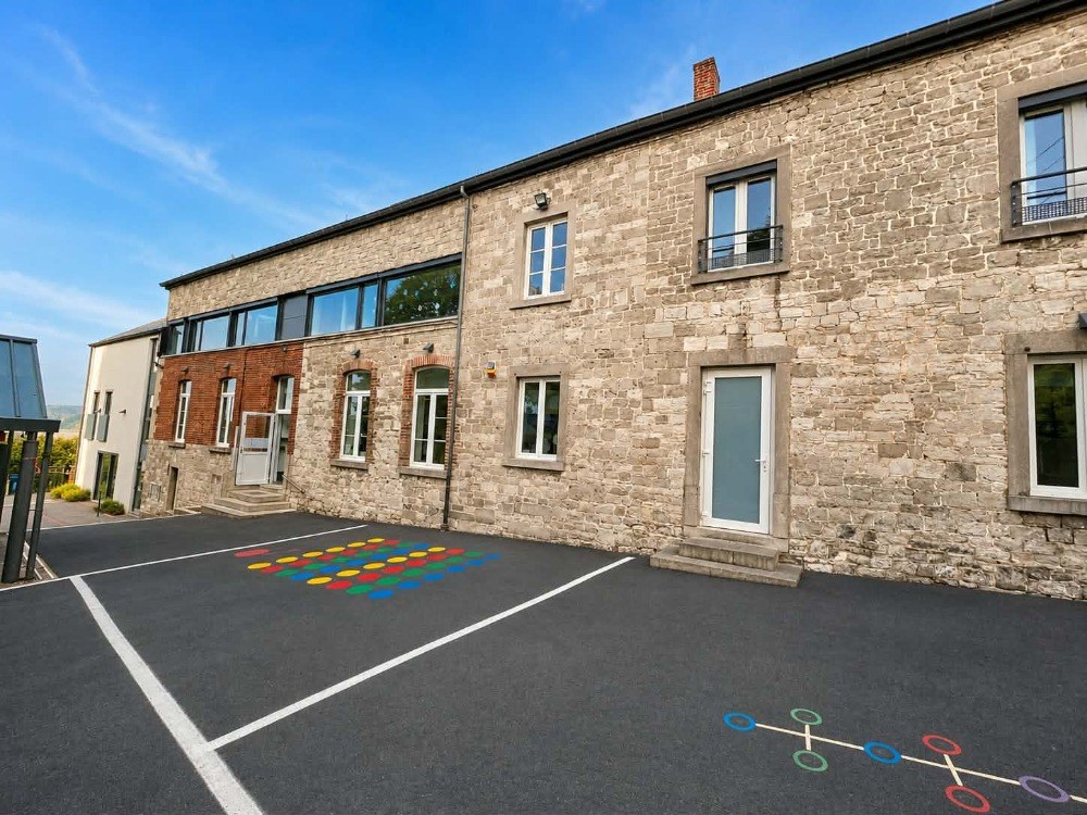 Cour principale de l’École Sainte-Marguerite à Bouge, Namur