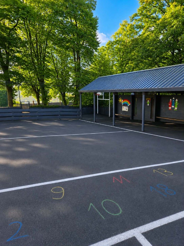 Préau et cour de récréation de l’école